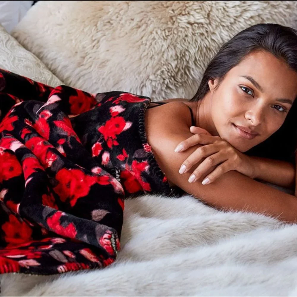 Victoria’s Secret Bold Black & Crimson Floral Sherpa Throw Blanket *RARE*